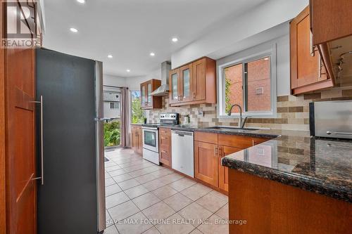 29 Binder Twine Trail, Brampton, ON - Indoor Photo Showing Kitchen