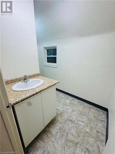 Bathroom with vanity - 472 First Ave W, North Bay, ON - Indoor Photo Showing Bathroom