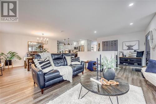 4508 Oil Springs Line, Oil Springs, ON - Indoor Photo Showing Living Room