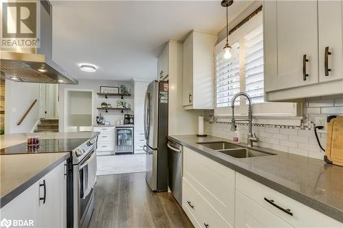 46 Carmen Crescent, London, ON - Indoor Photo Showing Kitchen With Double Sink With Upgraded Kitchen