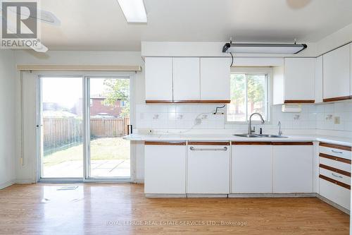 2104 Laurelwood Drive, Oakville, ON - Indoor Photo Showing Kitchen With Double Sink