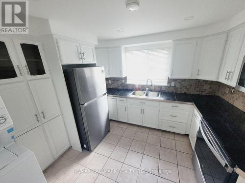 48 St Andrews Court, Aurora, ON - Indoor Photo Showing Kitchen