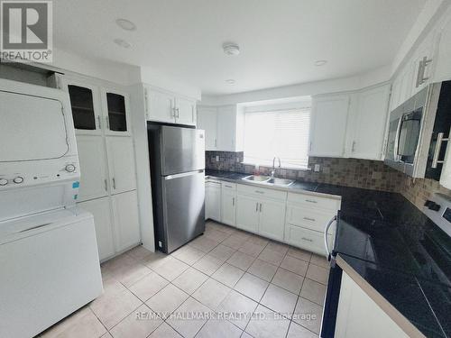 48 St Andrews Court, Aurora, ON - Indoor Photo Showing Kitchen With Double Sink