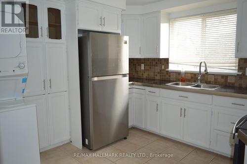 48 St Andrews Court, Aurora, ON - Indoor Photo Showing Kitchen With Double Sink