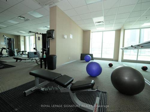 509-30 Grand Trunk Crescent, Toronto, ON - Indoor Photo Showing Gym Room