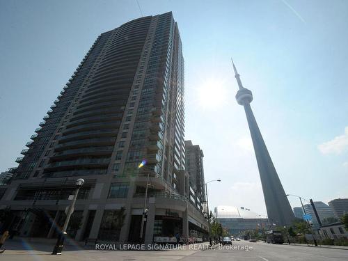 509-30 Grand Trunk Crescent, Toronto, ON - Outdoor With Balcony With Facade