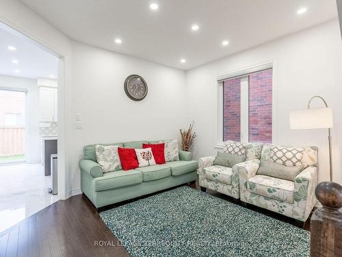 10 Schoolbridge St, Ajax, ON - Indoor Photo Showing Living Room