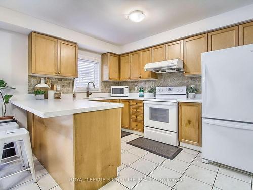 131 Tara Cres, Markham, ON - Indoor Photo Showing Kitchen