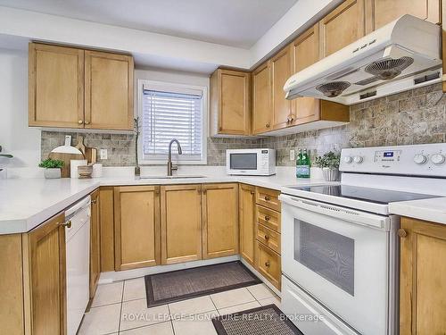 131 Tara Cres, Markham, ON - Indoor Photo Showing Kitchen