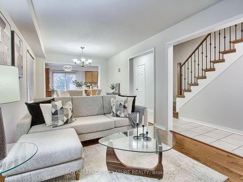 131 Tara Cres, Markham, ON - Indoor Photo Showing Living Room