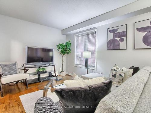 131 Tara Cres, Markham, ON - Indoor Photo Showing Living Room