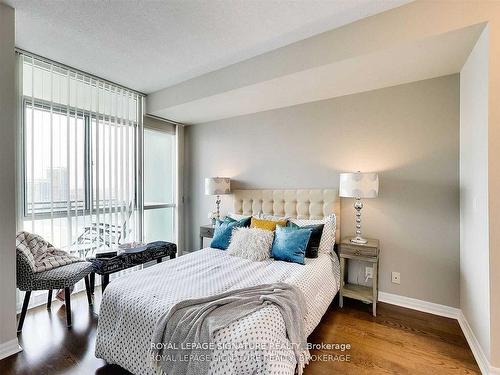 2308-220 Burnhamthrope Rd, Mississauga, ON - Indoor Photo Showing Bedroom