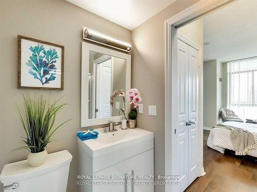 2308-220 Burnhamthrope Rd, Mississauga, ON - Indoor Photo Showing Bathroom