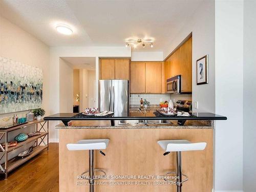 2308-220 Burnhamthrope Rd, Mississauga, ON - Indoor Photo Showing Kitchen