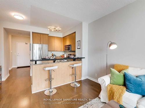 2308-220 Burnhamthrope Rd, Mississauga, ON - Indoor Photo Showing Kitchen