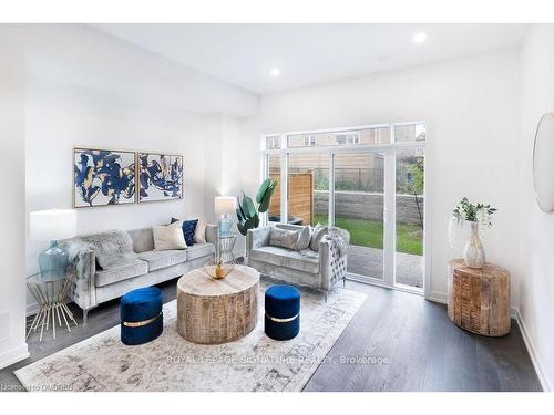 229-3070 Sixth Line, Oakville, ON - Indoor Photo Showing Living Room