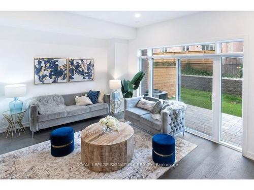 229-3070 Sixth Line, Oakville, ON - Indoor Photo Showing Living Room