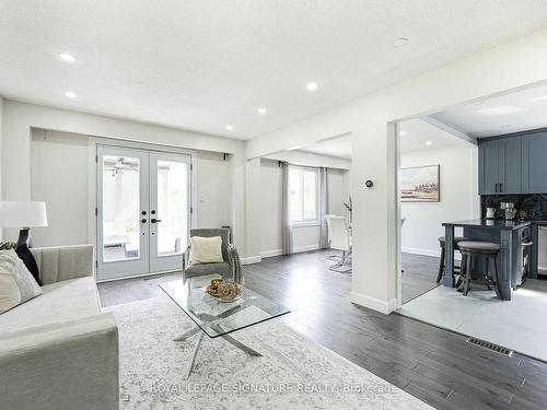 1521 Ealing Crt, Oakville, ON - Indoor Photo Showing Living Room