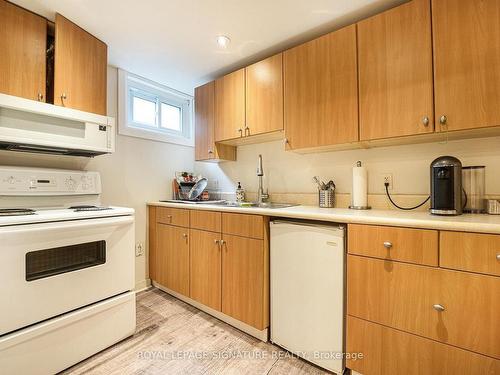 1521 Ealing Crt, Oakville, ON - Indoor Photo Showing Kitchen With Double Sink