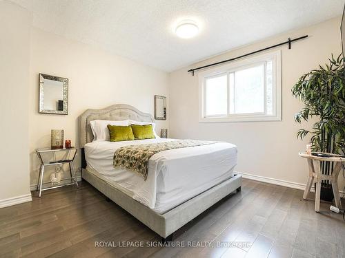 1521 Ealing Crt, Oakville, ON - Indoor Photo Showing Bedroom