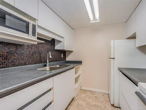 575A-4678 Elk Lake Dr, Saanich, BC - Indoor Photo Showing Kitchen With Double Sink