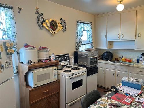 1247 7Th Street, Brandon, MB - Indoor Photo Showing Kitchen