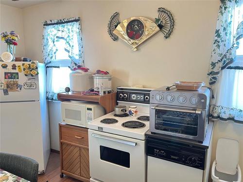 1247 7Th Street, Brandon, MB - Indoor Photo Showing Kitchen