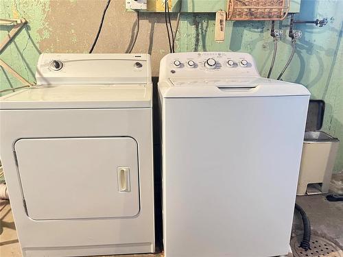 1247 7Th Street, Brandon, MB - Indoor Photo Showing Laundry Room