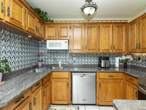 302 Glasgow Place, Thunder Bay, ON - Indoor Photo Showing Kitchen