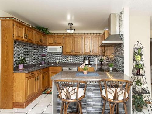 302 Glasgow Place, Thunder Bay, ON - Indoor Photo Showing Kitchen With Double Sink