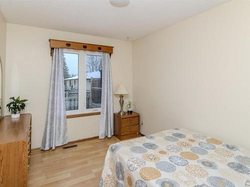 302 Glasgow Place, Thunder Bay, ON - Indoor Photo Showing Bedroom