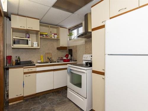 302 Glasgow Place, Thunder Bay, ON - Indoor Photo Showing Kitchen With Double Sink