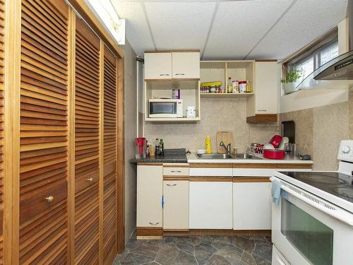 302 Glasgow Place, Thunder Bay, ON - Indoor Photo Showing Kitchen With Double Sink