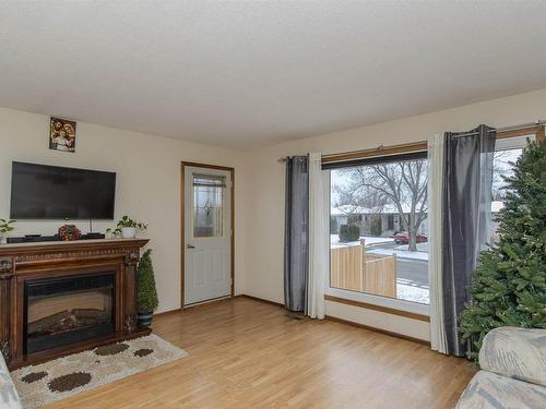 302 Glasgow Place, Thunder Bay, ON - Indoor Photo Showing Living Room With Fireplace