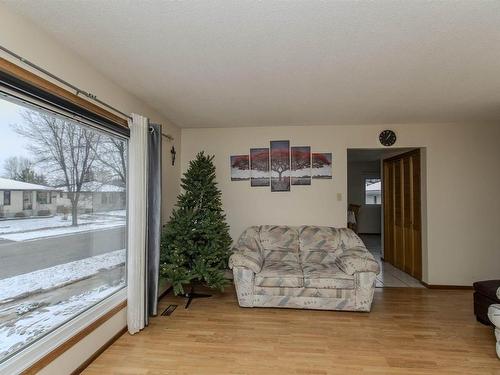 302 Glasgow Place, Thunder Bay, ON - Indoor Photo Showing Living Room