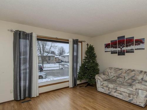 302 Glasgow Place, Thunder Bay, ON - Indoor Photo Showing Living Room