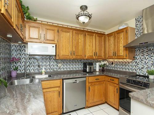 302 Glasgow Place, Thunder Bay, ON - Indoor Photo Showing Kitchen With Double Sink