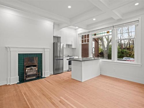 1385 Rockland Ave, Victoria, BC - Indoor Photo Showing Kitchen