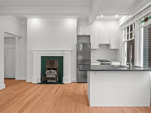 1385 Rockland Ave, Victoria, BC - Indoor Photo Showing Kitchen