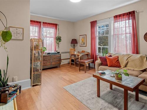 1385 Rockland Ave, Victoria, BC - Indoor Photo Showing Living Room