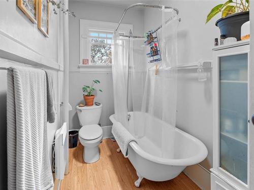 1385 Rockland Ave, Victoria, BC - Indoor Photo Showing Bathroom