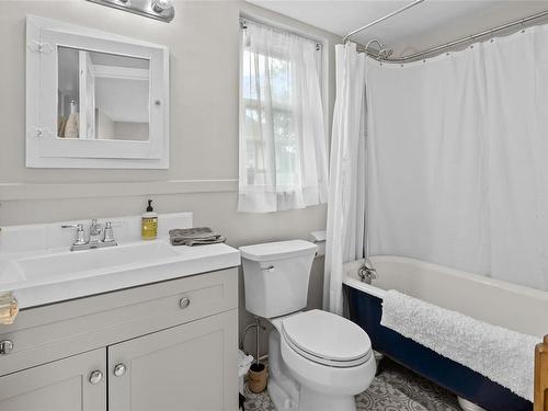 1385 Rockland Ave, Victoria, BC - Indoor Photo Showing Bathroom