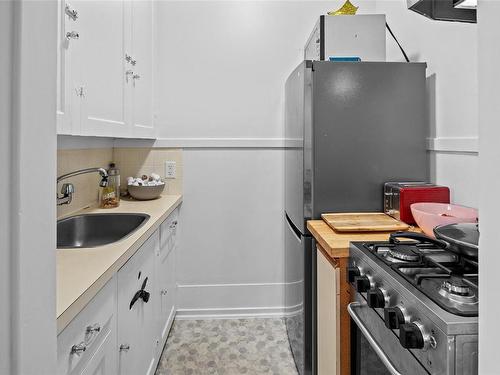 1385 Rockland Ave, Victoria, BC - Indoor Photo Showing Kitchen