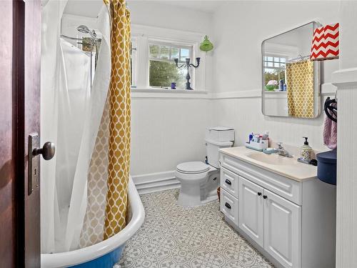 1385 Rockland Ave, Victoria, BC - Indoor Photo Showing Bathroom