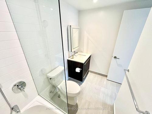 902-8 Cumberland St, Toronto, ON - Indoor Photo Showing Bathroom