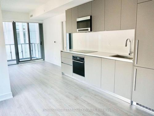 902-8 Cumberland St, Toronto, ON - Indoor Photo Showing Kitchen