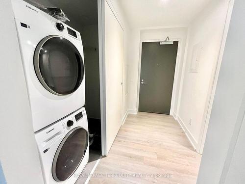 902-8 Cumberland St, Toronto, ON - Indoor Photo Showing Laundry Room