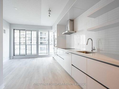 1506-2221 Yonge St, Toronto, ON - Indoor Photo Showing Kitchen With Upgraded Kitchen