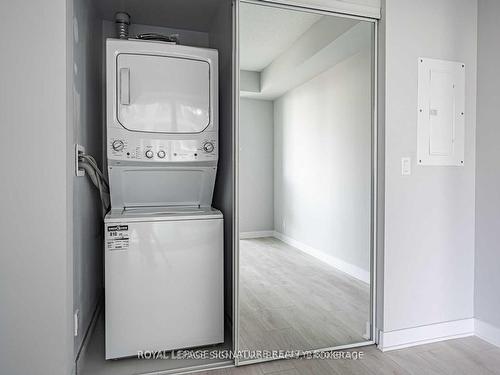 1506-2221 Yonge St, Toronto, ON - Indoor Photo Showing Laundry Room