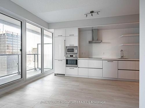 1506-2221 Yonge St, Toronto, ON - Indoor Photo Showing Kitchen